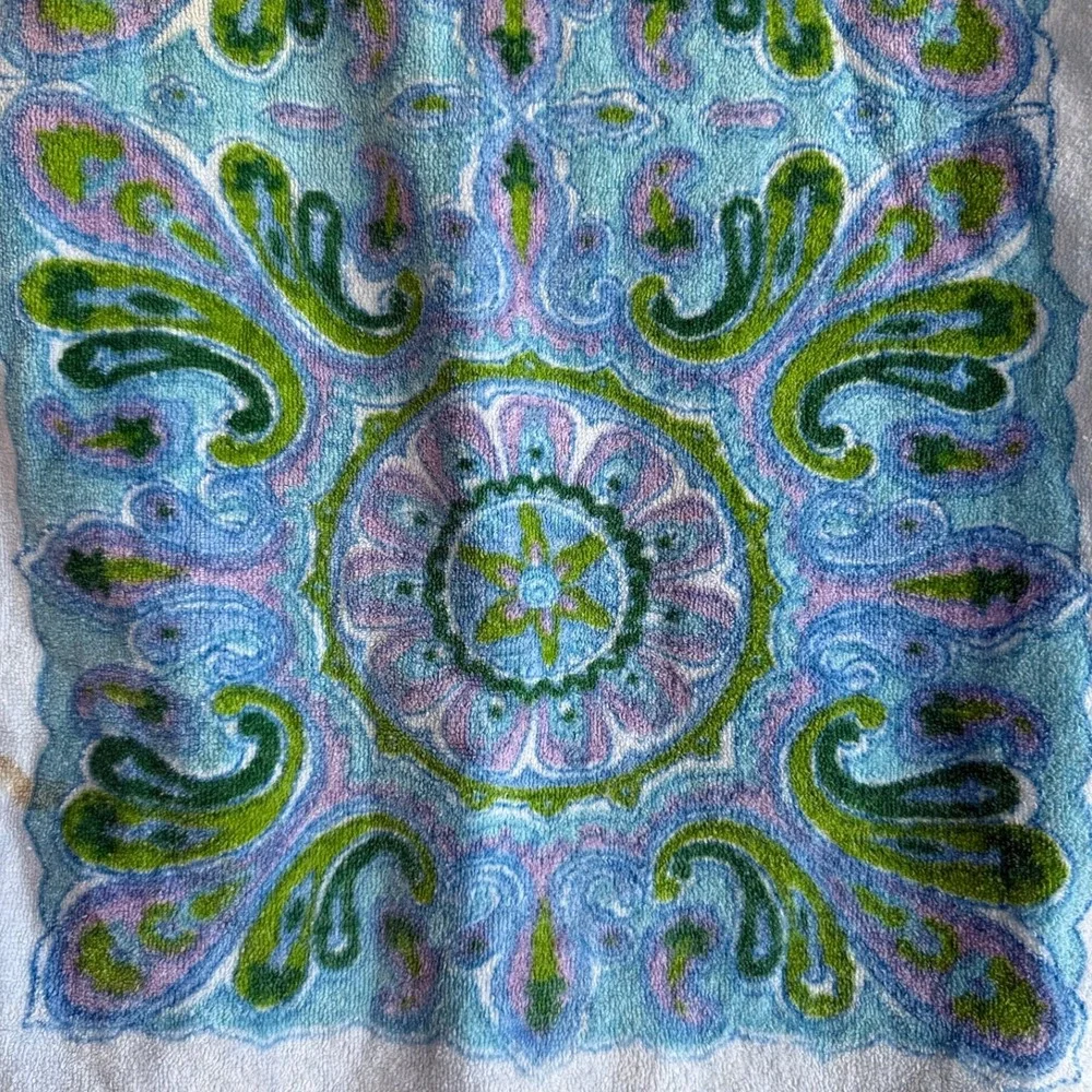Vintage Cannon Royal Family‎ Psychedelic Floral Hand Towel Made In USA Retro